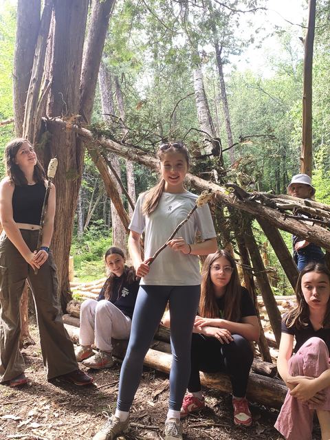 Construcción de refugios en el bosque